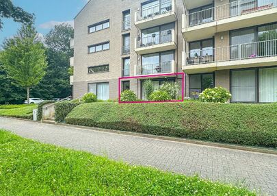 Instapklaar gelijkvloers appartement met 2 slpks en parking!
Dit ruime gelijkvloerse appartement van 95m² is gelegen in het hart van Beringen-Centrum en biedt u alle comfort en luxe die u zich kunt wensen. Het appartementsblok is gebouwd in 2006 en is mo