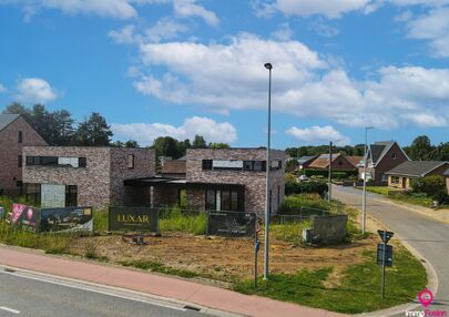 Moderne open casco nieuwbouw in Koersel aan 6% BTW!

Deze moderne parel in het bruisende hart van Koersel-Centrum wacht op jouw persoonlijke touch. Met een open bebouwing, carport, en een weids perceel van circa 4 are gelegen op een hoekperceel, biedt dez