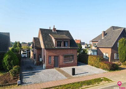 Deze prachtige open bebouwing in Beringen, gelegen op een perceel van 555m², biedt alles wat je zoekt op een ruime perceel en comfortabele woning. Recentelijk opgefrist en volledig instapklaar, is deze woning perfect voor wie zonder zorgen wil verhuizen.