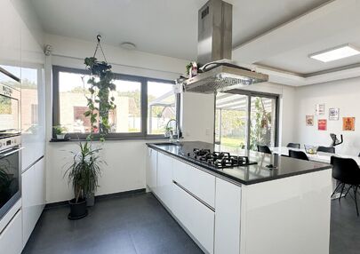 Recente vrijstaande woning van 240 m² met 8are grond!

Bij ImmoFusion  7/7 “open huis”  : klik op onze 3D-TOUR.

In Heusden-Zolder staat deze prachtige open bebouwing van 240 m² te koop. Gelegen op een ruim perceel van 816 m² biedt deze woning alle