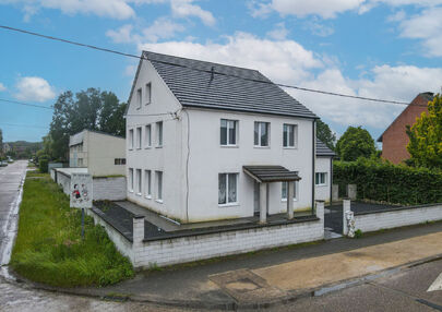 Volledig vernieuwde woning in Leopoldsburg met 6 slpks
Ontdek deze unieke open woning in het hart van Leopoldsburg, volledig gerenoveerd in 2015. Met een riante bewoonbare oppervlakte van maar liefst 350m² biedt deze woning volop ruimte en comfort voor h