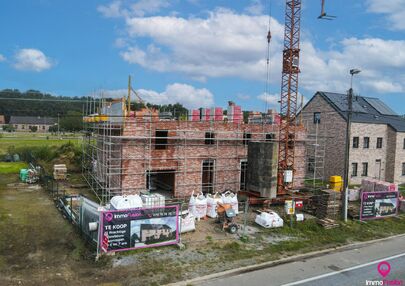 Landelijke nieuwbouwwoning  in ruwbouw-winddichtstaat met 4 a 5 slpks op 7 are, gunstig gelegen te Tessenderlo !

Deze praktische halfopen woning (linkerzijde)biedt veel potentieel dankzij de extra zolderverdieping!
De woning heeft een bewoonbare oppervla