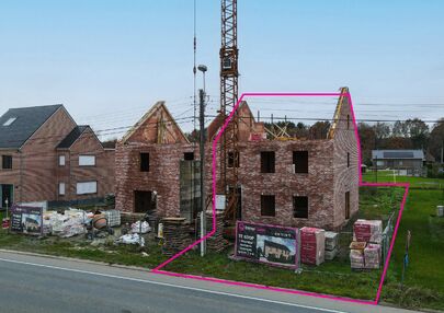 Landelijke nieuwbouwwoning  in ruwbouw-winddichtstaat met 4 a 5 slpks op 7 are, gunstig gelegen te Tessenderlo !

Deze praktische halfopen woning (rechterzijde)biedt veel potentieel dankzij de extra zolderverdieping!
De woning heeft een bewoonbare oppervl