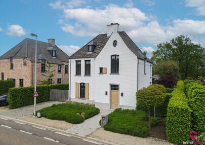 Bij ImmoFusion  7/7 “open huis”  : klik op onze 3D-TOUR.
Ervaar vastgoed alsof je er zelf doorloopt!
https://my.matterport.com/show/?m=Kmwtp2WkYey
Luxueus afgewerkt landelijke woning met zwembad in residentiele straat van Vincent Bruggen!
Deze prachti