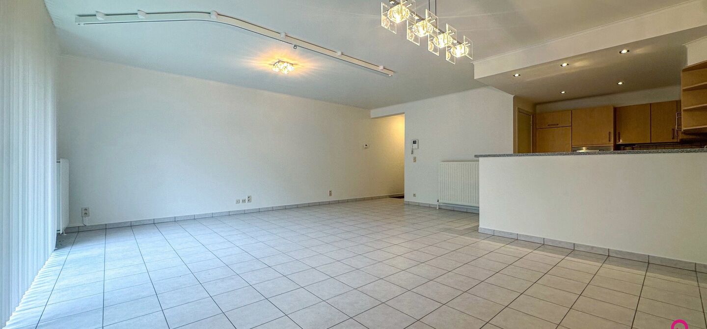 Instapklaar gelijkvloers appartement met 2 slpks en parking!
Dit ruime gelijkvloerse appartement van 95m² is gelegen in het hart van Beringen-Centrum en biedt u alle comfort en luxe die u zich kunt wensen. Het appartementsblok is gebouwd in 2006 en is mo