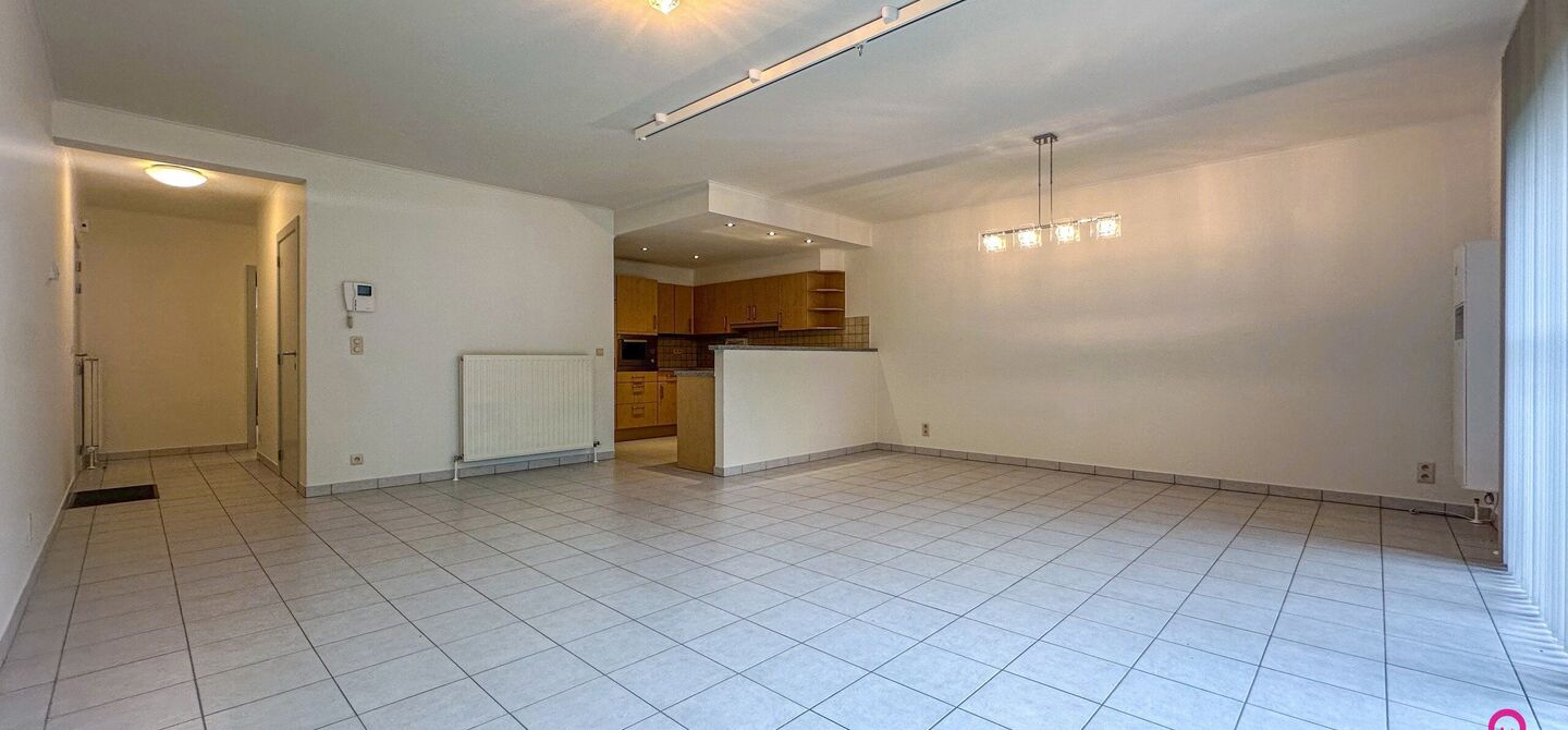 Instapklaar gelijkvloers appartement met 2 slpks en parking!
Dit ruime gelijkvloerse appartement van 95m² is gelegen in het hart van Beringen-Centrum en biedt u alle comfort en luxe die u zich kunt wensen. Het appartementsblok is gebouwd in 2006 en is mo