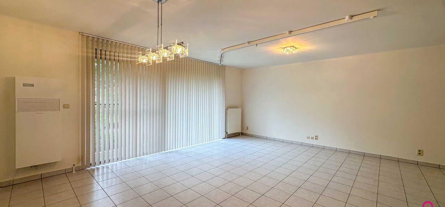 Instapklaar gelijkvloers appartement met 2 slpks en parking!
Dit ruime gelijkvloerse appartement van 95m² is gelegen in het hart van Beringen-Centrum en biedt u alle comfort en luxe die u zich kunt wensen. Het appartementsblok is gebouwd in 2006 en is mo