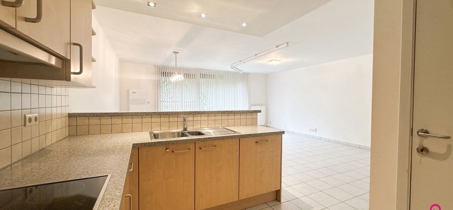 Instapklaar gelijkvloers appartement met 2 slpks en parking!
Dit ruime gelijkvloerse appartement van 95m² is gelegen in het hart van Beringen-Centrum en biedt u alle comfort en luxe die u zich kunt wensen. Het appartementsblok is gebouwd in 2006 en is mo