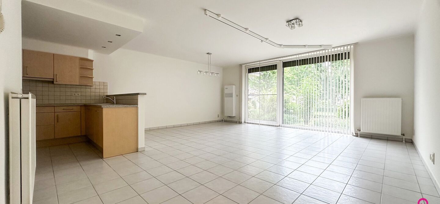 Instapklaar gelijkvloers appartement met 2 slpks en parking!
Dit ruime gelijkvloerse appartement van 95m² is gelegen in het hart van Beringen-Centrum en biedt u alle comfort en luxe die u zich kunt wensen. Het appartementsblok is gebouwd in 2006 en is mo