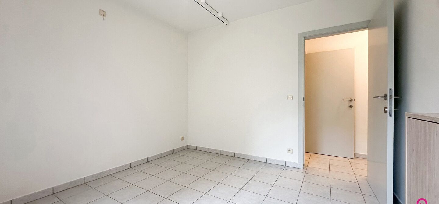 Instapklaar gelijkvloers appartement met 2 slpks en parking!
Dit ruime gelijkvloerse appartement van 95m² is gelegen in het hart van Beringen-Centrum en biedt u alle comfort en luxe die u zich kunt wensen. Het appartementsblok is gebouwd in 2006 en is mo