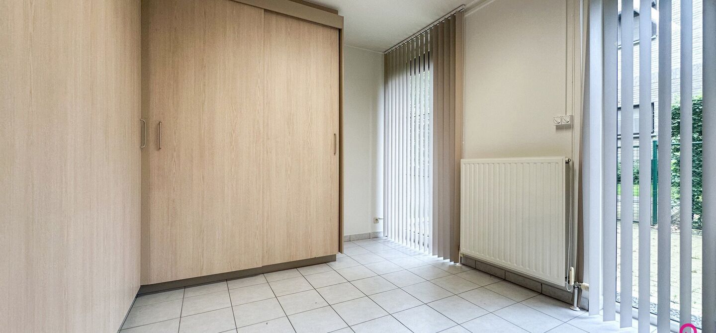 Instapklaar gelijkvloers appartement met 2 slpks en parking!
Dit ruime gelijkvloerse appartement van 95m² is gelegen in het hart van Beringen-Centrum en biedt u alle comfort en luxe die u zich kunt wensen. Het appartementsblok is gebouwd in 2006 en is mo