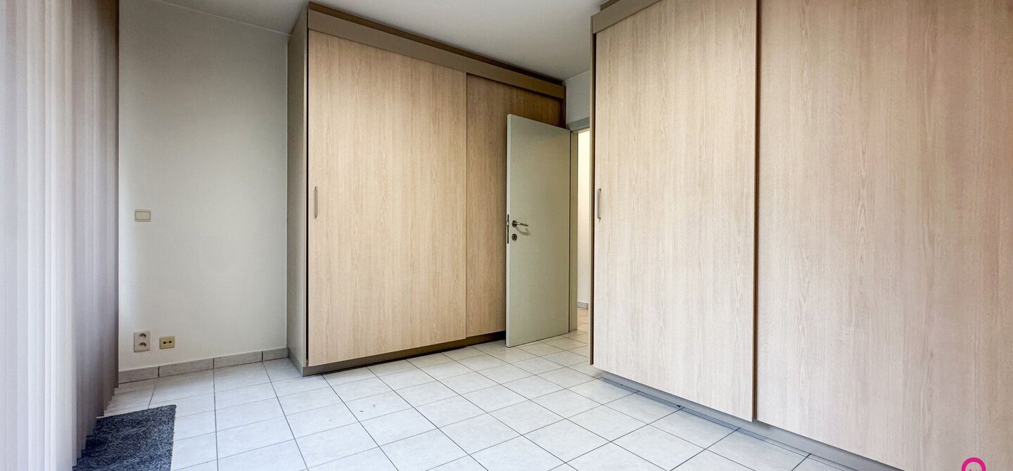 Instapklaar gelijkvloers appartement met 2 slpks en parking!
Dit ruime gelijkvloerse appartement van 95m² is gelegen in het hart van Beringen-Centrum en biedt u alle comfort en luxe die u zich kunt wensen. Het appartementsblok is gebouwd in 2006 en is mo