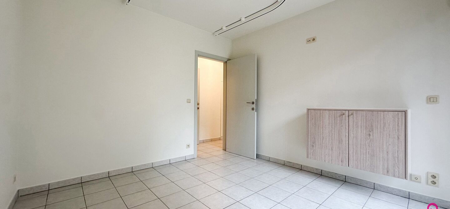 Instapklaar gelijkvloers appartement met 2 slpks en parking!
Dit ruime gelijkvloerse appartement van 95m² is gelegen in het hart van Beringen-Centrum en biedt u alle comfort en luxe die u zich kunt wensen. Het appartementsblok is gebouwd in 2006 en is mo