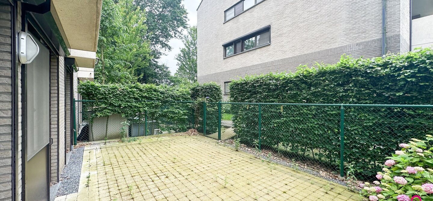 Instapklaar gelijkvloers appartement met 2 slpks en parking!
Dit ruime gelijkvloerse appartement van 95m² is gelegen in het hart van Beringen-Centrum en biedt u alle comfort en luxe die u zich kunt wensen. Het appartementsblok is gebouwd in 2006 en is mo