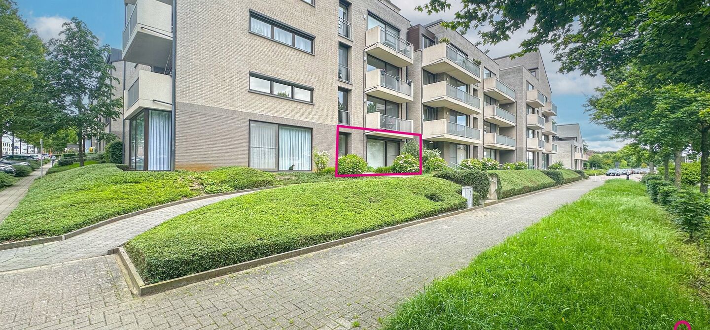 Instapklaar gelijkvloers appartement met 2 slpks en parking!
Dit ruime gelijkvloerse appartement van 95m² is gelegen in het hart van Beringen-Centrum en biedt u alle comfort en luxe die u zich kunt wensen. Het appartementsblok is gebouwd in 2006 en is mo