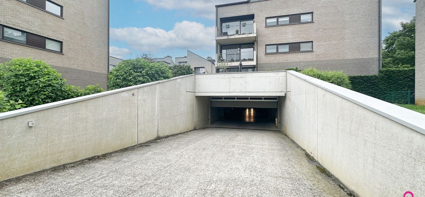 Instapklaar gelijkvloers appartement met 2 slpks en parking!
Dit ruime gelijkvloerse appartement van 95m² is gelegen in het hart van Beringen-Centrum en biedt u alle comfort en luxe die u zich kunt wensen. Het appartementsblok is gebouwd in 2006 en is mo