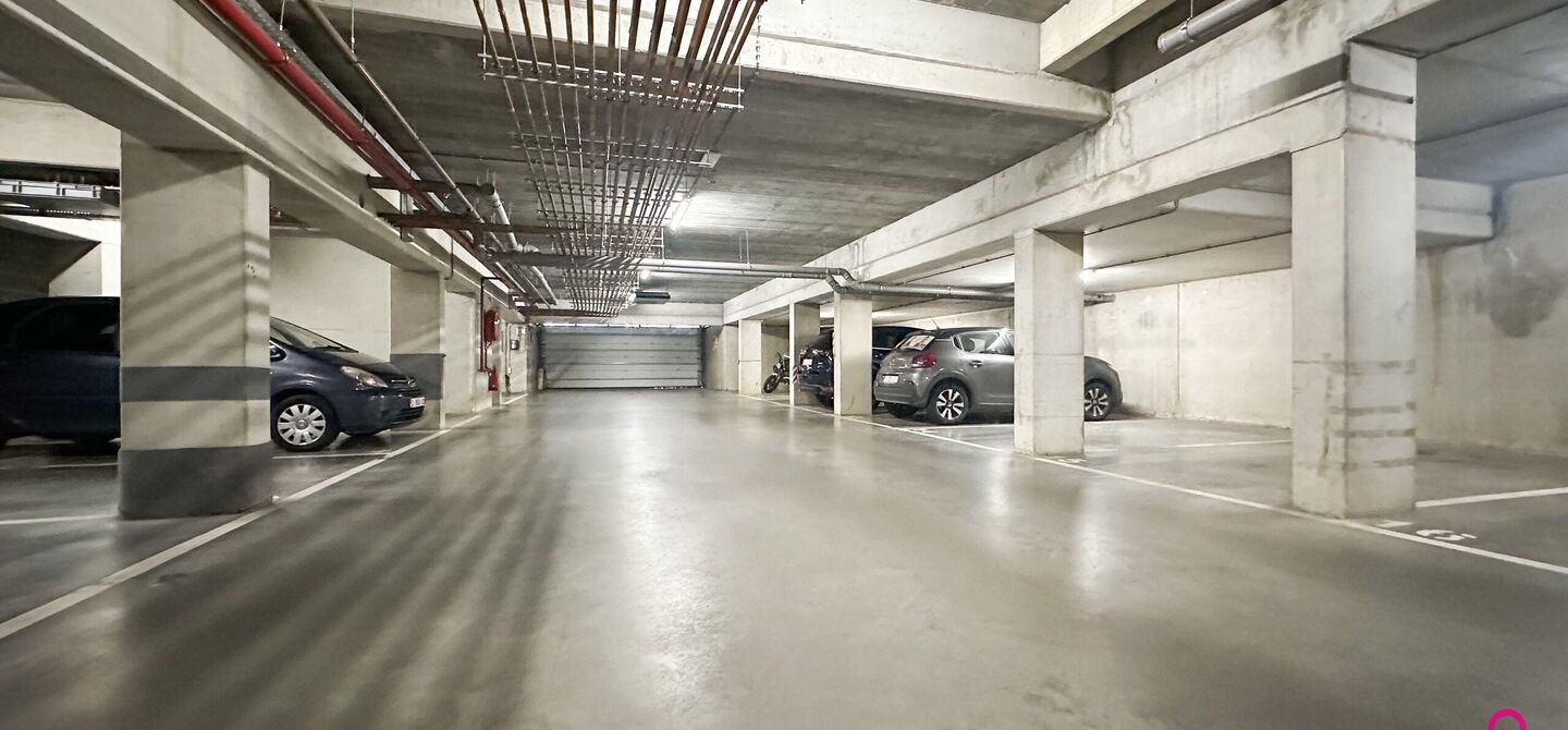 Instapklaar gelijkvloers appartement met 2 slpks en parking!
Dit ruime gelijkvloerse appartement van 95m² is gelegen in het hart van Beringen-Centrum en biedt u alle comfort en luxe die u zich kunt wensen. Het appartementsblok is gebouwd in 2006 en is mo