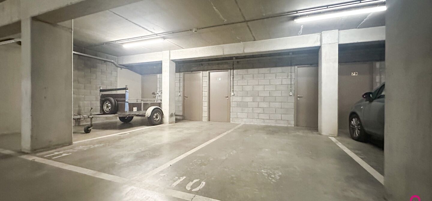 Instapklaar gelijkvloers appartement met 2 slpks en parking!
Dit ruime gelijkvloerse appartement van 95m² is gelegen in het hart van Beringen-Centrum en biedt u alle comfort en luxe die u zich kunt wensen. Het appartementsblok is gebouwd in 2006 en is mo