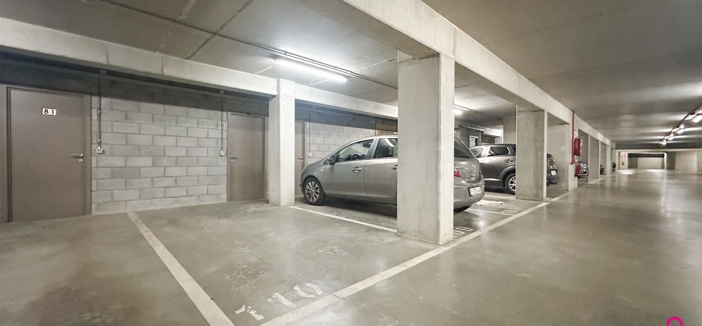 Instapklaar gelijkvloers appartement met 2 slpks en parking!
Dit ruime gelijkvloerse appartement van 95m² is gelegen in het hart van Beringen-Centrum en biedt u alle comfort en luxe die u zich kunt wensen. Het appartementsblok is gebouwd in 2006 en is mo