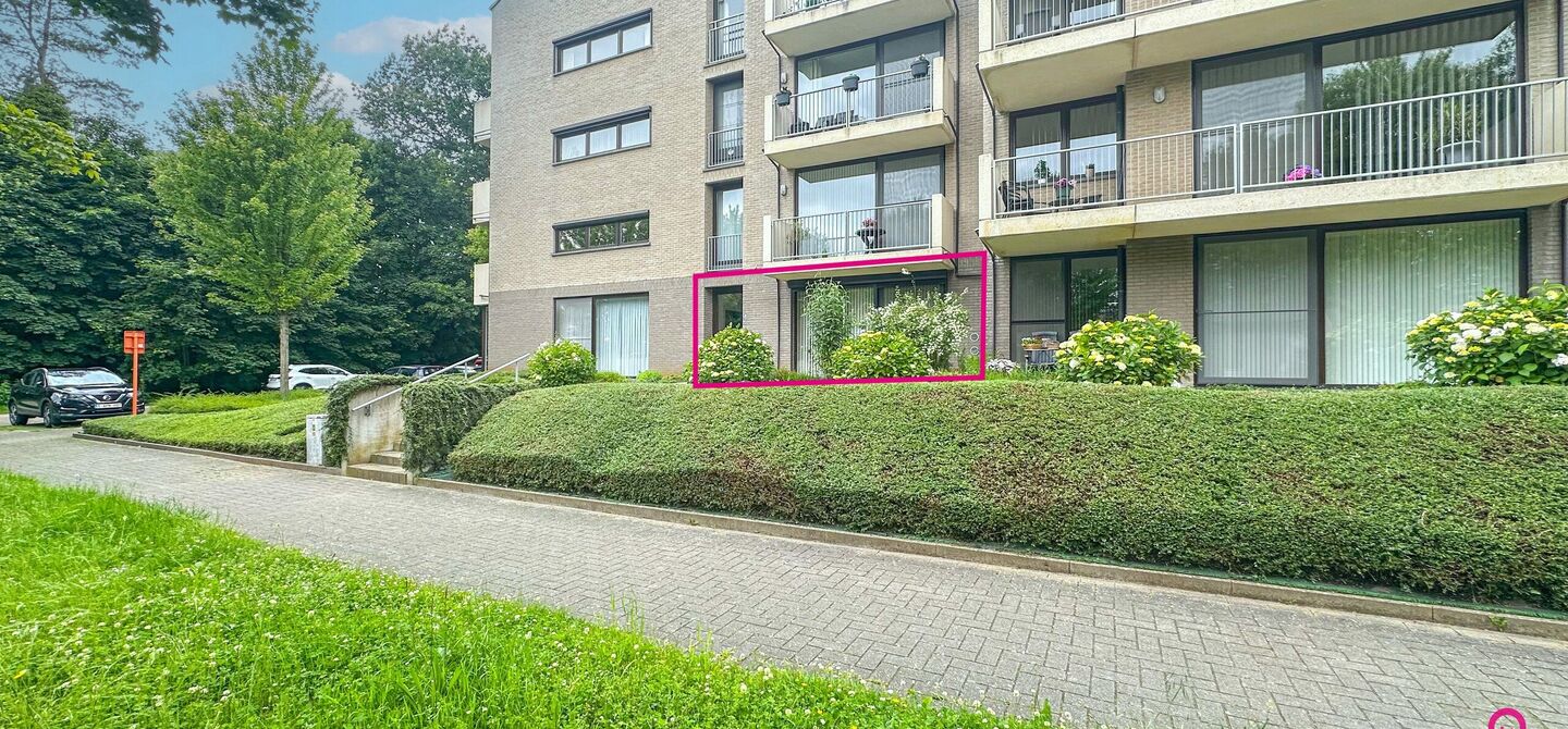 Instapklaar gelijkvloers appartement met 2 slpks en parking!
Dit ruime gelijkvloerse appartement van 95m² is gelegen in het hart van Beringen-Centrum en biedt u alle comfort en luxe die u zich kunt wensen. Het appartementsblok is gebouwd in 2006 en is mo