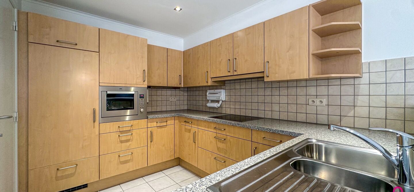 Instapklaar gelijkvloers appartement met 2 slpks en parking!
Dit ruime gelijkvloerse appartement van 95m² is gelegen in het hart van Beringen-Centrum en biedt u alle comfort en luxe die u zich kunt wensen. Het appartementsblok is gebouwd in 2006 en is mo