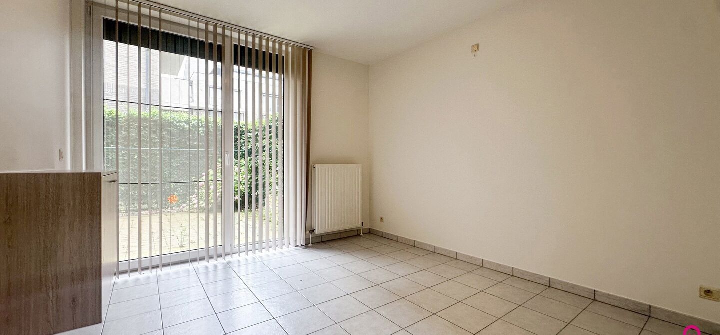 Instapklaar gelijkvloers appartement met 2 slpks en parking!
Dit ruime gelijkvloerse appartement van 95m² is gelegen in het hart van Beringen-Centrum en biedt u alle comfort en luxe die u zich kunt wensen. Het appartementsblok is gebouwd in 2006 en is mo