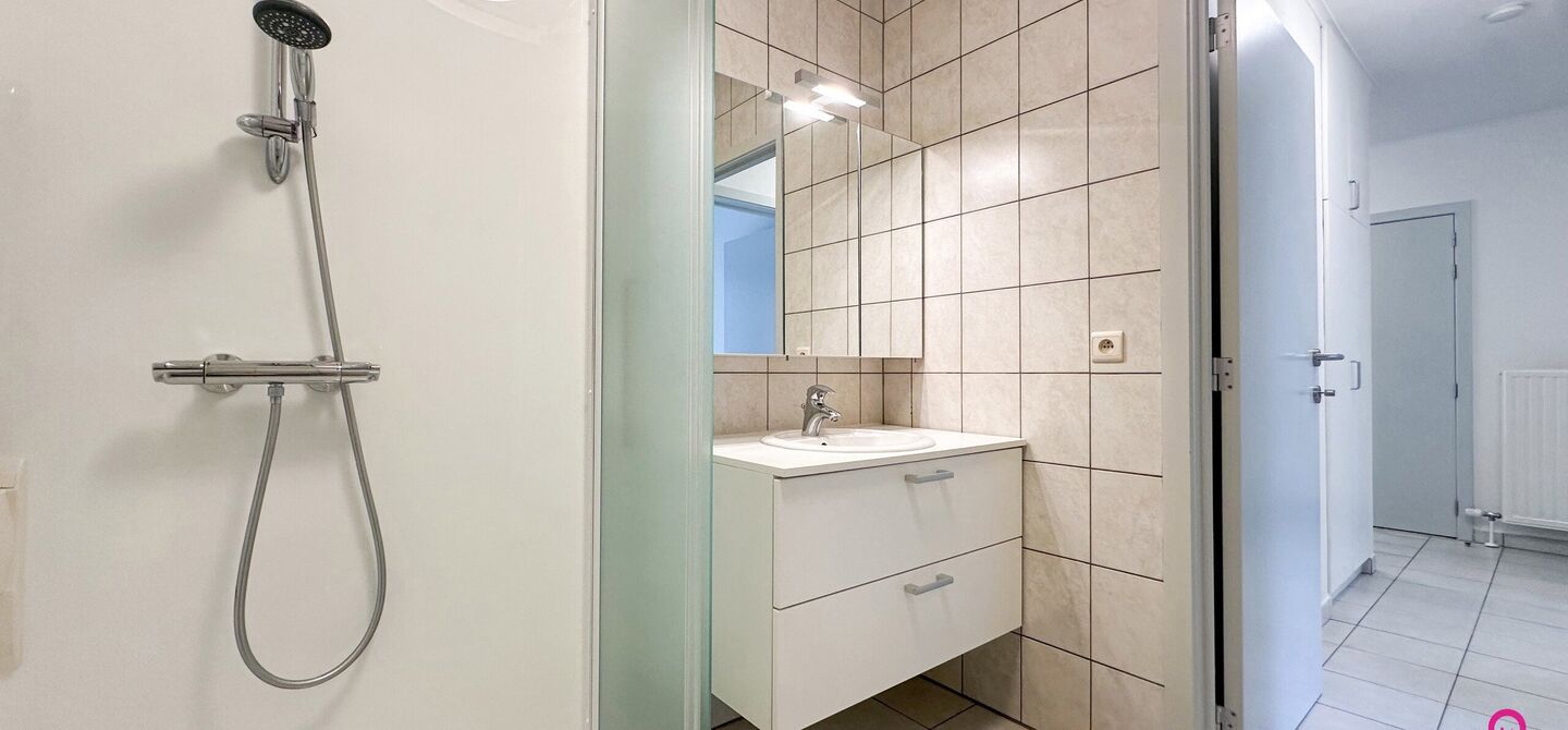 Instapklaar gelijkvloers appartement met 2 slpks en parking!
Dit ruime gelijkvloerse appartement van 95m² is gelegen in het hart van Beringen-Centrum en biedt u alle comfort en luxe die u zich kunt wensen. Het appartementsblok is gebouwd in 2006 en is mo