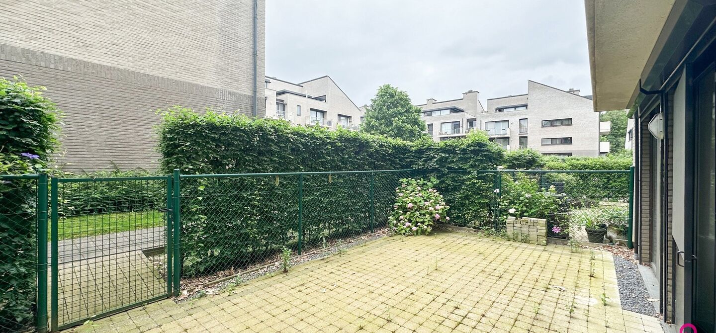 Instapklaar gelijkvloers appartement met 2 slpks en parking!
Dit ruime gelijkvloerse appartement van 95m² is gelegen in het hart van Beringen-Centrum en biedt u alle comfort en luxe die u zich kunt wensen. Het appartementsblok is gebouwd in 2006 en is mo