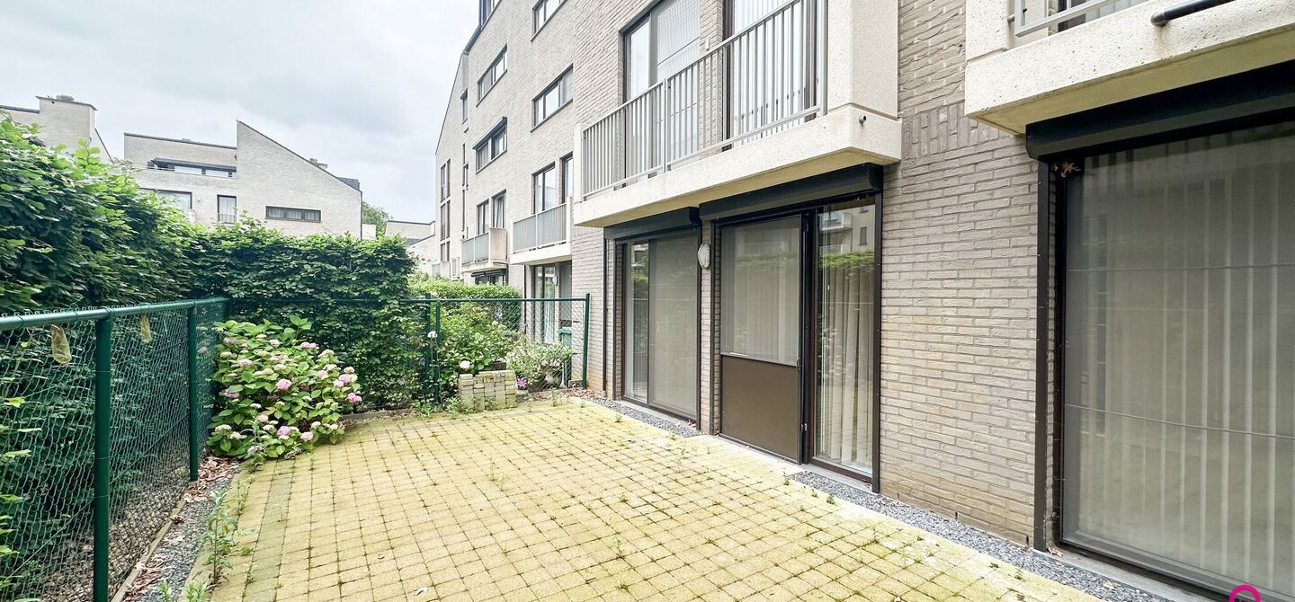 Instapklaar gelijkvloers appartement met 2 slpks en parking!
Dit ruime gelijkvloerse appartement van 95m² is gelegen in het hart van Beringen-Centrum en biedt u alle comfort en luxe die u zich kunt wensen. Het appartementsblok is gebouwd in 2006 en is mo