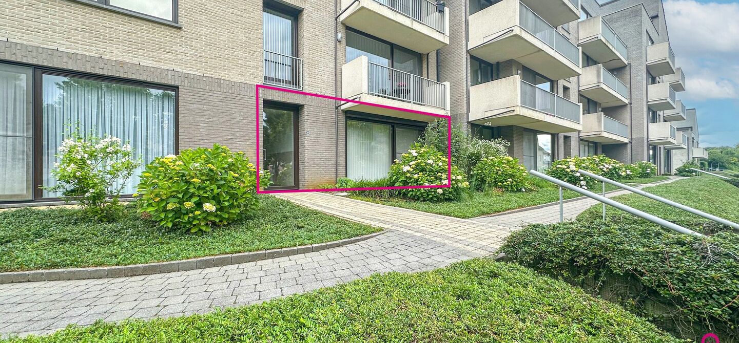 Instapklaar gelijkvloers appartement met 2 slpks en parking!
Dit ruime gelijkvloerse appartement van 95m² is gelegen in het hart van Beringen-Centrum en biedt u alle comfort en luxe die u zich kunt wensen. Het appartementsblok is gebouwd in 2006 en is mo