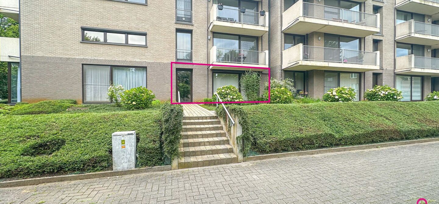 Instapklaar gelijkvloers appartement met 2 slpks en parking!
Dit ruime gelijkvloerse appartement van 95m² is gelegen in het hart van Beringen-Centrum en biedt u alle comfort en luxe die u zich kunt wensen. Het appartementsblok is gebouwd in 2006 en is mo