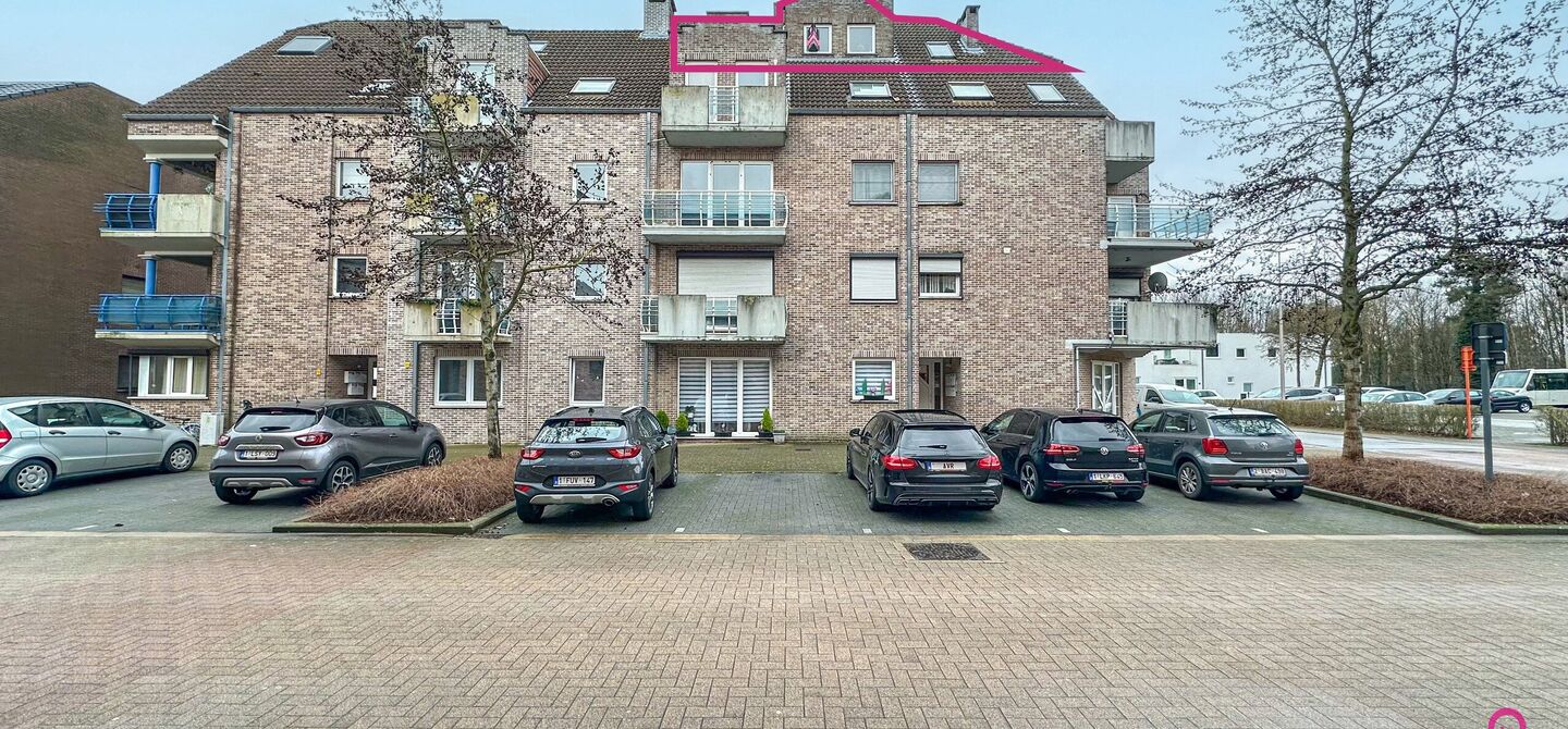 Verhuurd appartement in Genk met lift en 1 ruime slaapkamer!
Welkom in dit gezellig appartement gelegen in nieuwe kempen!

Bij het betreden van dit eigentijdse appartement wordt u begroet door een ruime inkomhal, die leidt naar de goed uitgeruste keuken, 