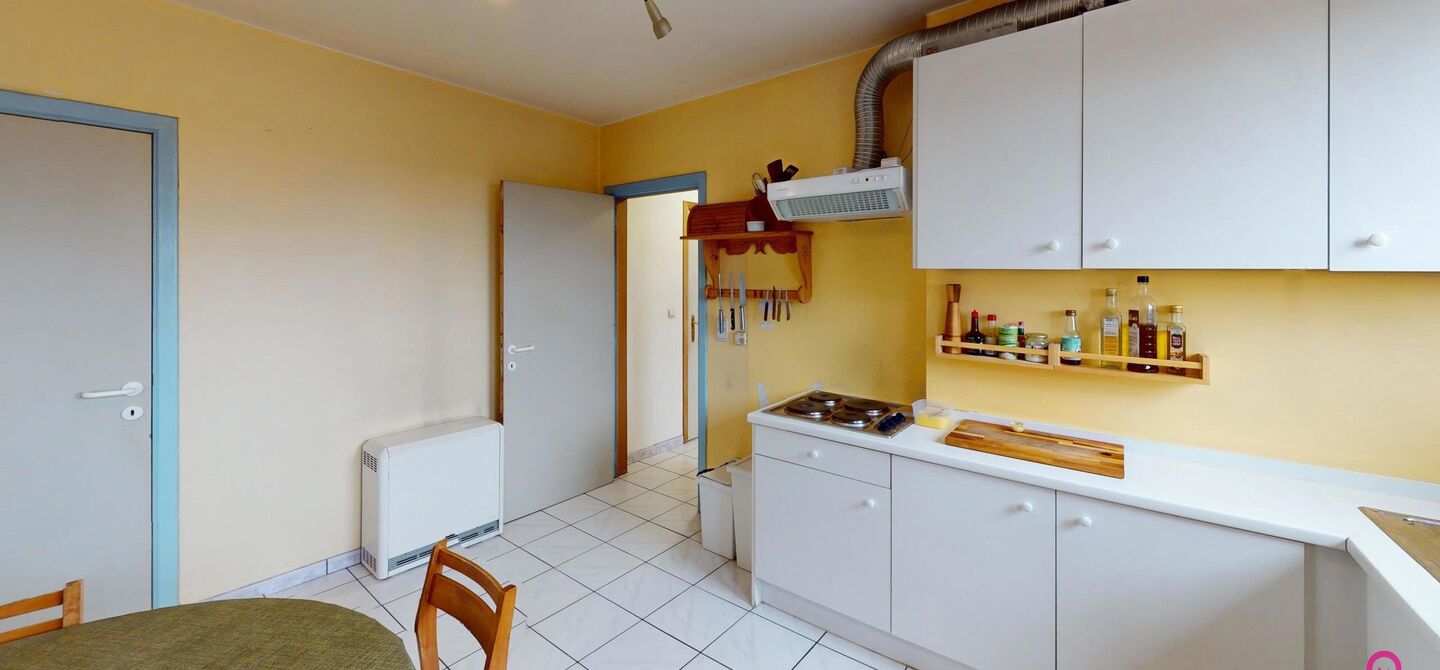 Verhuurd appartement in Genk met lift en 1 ruime slaapkamer!
Welkom in dit gezellig appartement gelegen in nieuwe kempen!

Bij het betreden van dit eigentijdse appartement wordt u begroet door een ruime inkomhal, die leidt naar de goed uitgeruste keuken, 