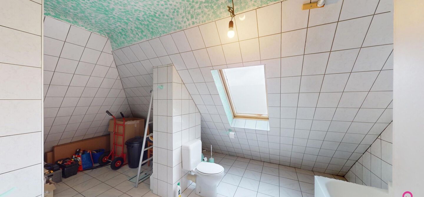 Verhuurd appartement in Genk met lift en 1 ruime slaapkamer!
Welkom in dit gezellig appartement gelegen in nieuwe kempen!

Bij het betreden van dit eigentijdse appartement wordt u begroet door een ruime inkomhal, die leidt naar de goed uitgeruste keuken, 