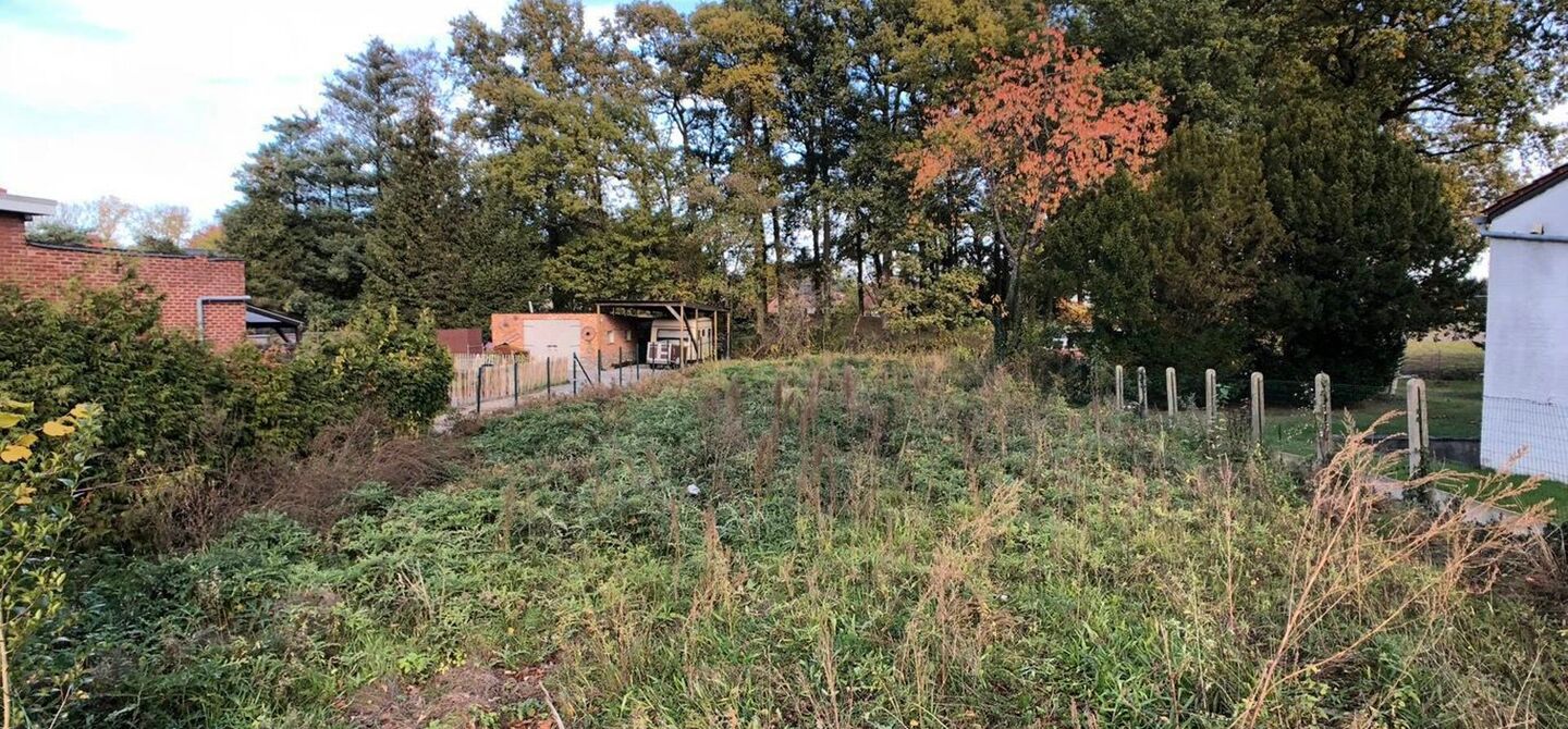 Ben jij op zoek naar een bouwgrond voor een open bebouwing? 

Dan kan dit mooi stuk van 7a28ca  met zuidwestelijke oriëntatie wel eens het jouwe worden! 

Het perceel heeft een straatbreedte van 15 meter en een diepte van circa 49 meter.

De bouwvoorschr