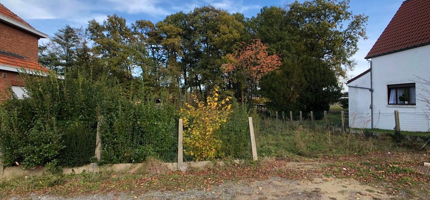 Ben jij op zoek naar een bouwgrond voor een open bebouwing? 

Dan kan dit mooi stuk van 7a28ca  met zuidwestelijke oriëntatie wel eens het jouwe worden! 

Het perceel heeft een straatbreedte van 15 meter en een diepte van circa 49 meter.

De bouwvoorschr