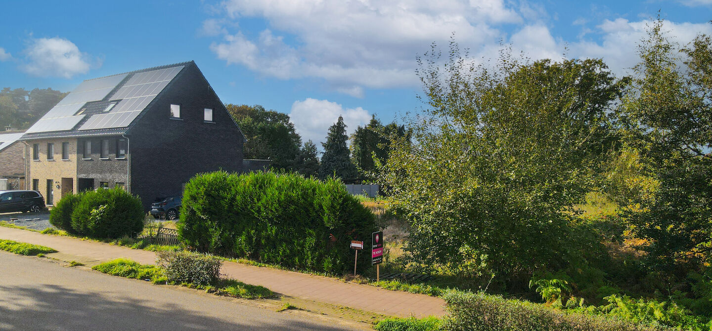 Ter hoogte van de Zandstraat in Koersel ligt deze bouwgrond met vergunde plannen te wachten op een nieuwe eigenaar. Het betreft een stuk grond van 7a85ca voor een half open gezinswoning.

Deze bouwgrond is zeer centraal gelegen. Op een boogscheut van je n