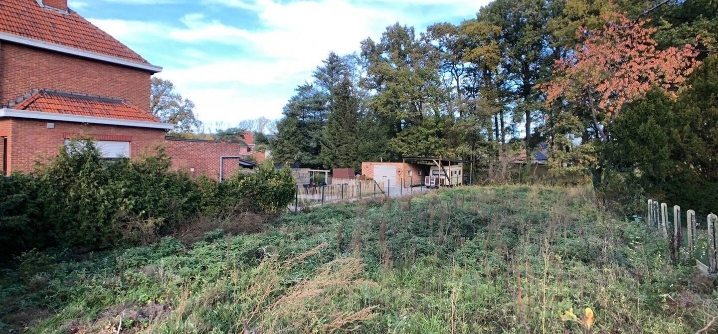 Ben jij op zoek naar een bouwgrond voor een open bebouwing? 

Dan kan dit mooi stuk van 7a28ca  met zuidwestelijke oriëntatie wel eens het jouwe worden! 

Het perceel heeft een straatbreedte van 15 meter en een diepte van circa 49 meter.

De bouwvoorschr