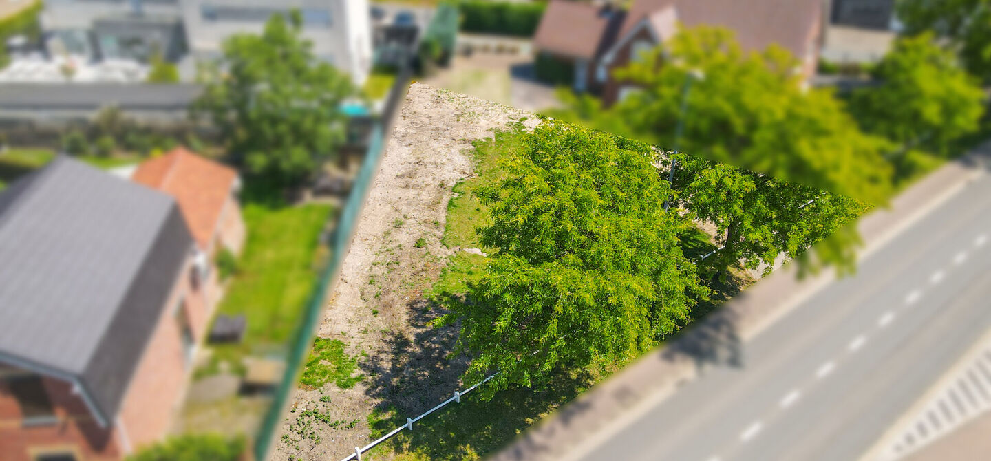 Wij zijn verheugd om u een unieke kans aan te bieden om uw droomhuis te realiseren op deze schitterende bouwgrond gelegen op Herebaan-Oost 203 in Houthalen-Helchteren. Met een royaal grondoppervlak van 4 are en 49 centiare, biedt deze locatie de perfecte 