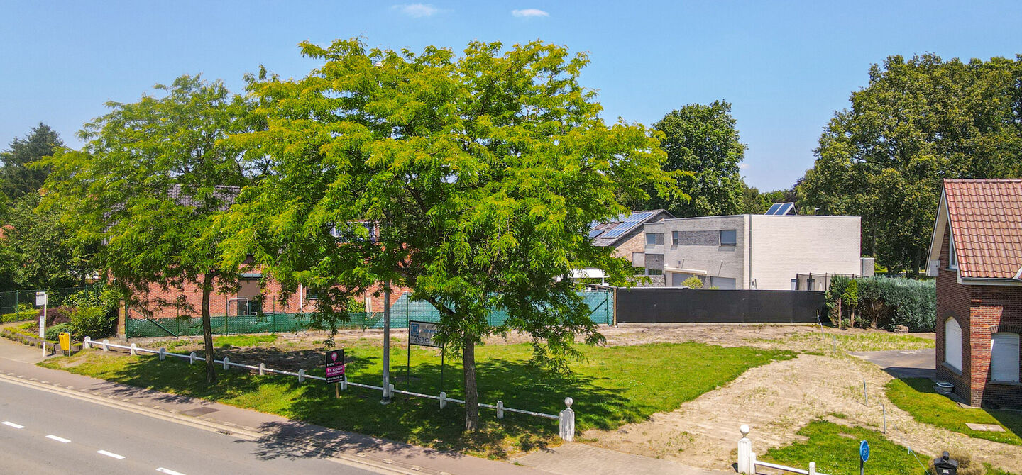 Wij zijn verheugd om u een unieke kans aan te bieden om uw droomhuis te realiseren op deze schitterende bouwgrond gelegen op Herebaan-Oost 203 in Houthalen-Helchteren. Met een royaal grondoppervlak van 4 are en 49 centiare, biedt deze locatie de perfecte 