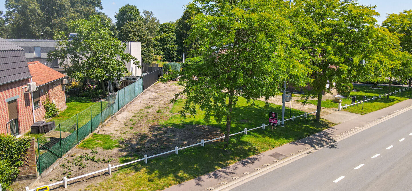 Wij zijn verheugd om u een unieke kans aan te bieden om uw droomhuis te realiseren op deze schitterende bouwgrond gelegen op Herebaan-Oost 203 in Houthalen-Helchteren. Met een royaal grondoppervlak van 4 are en 49 centiare, biedt deze locatie de perfecte 