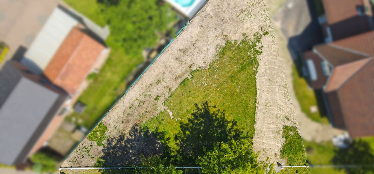 Wij zijn verheugd om u een unieke kans aan te bieden om uw droomhuis te realiseren op deze schitterende bouwgrond gelegen op Herebaan-Oost 203 in Houthalen-Helchteren. Met een royaal grondoppervlak van 4 are en 49 centiare, biedt deze locatie de perfecte 