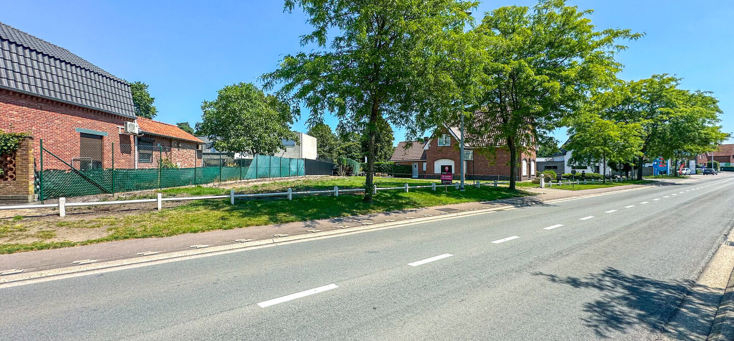 Wij zijn verheugd om u een unieke kans aan te bieden om uw droomhuis te realiseren op deze schitterende bouwgrond gelegen op Herebaan-Oost 203 in Houthalen-Helchteren. Met een royaal grondoppervlak van 4 are en 49 centiare, biedt deze locatie de perfecte 