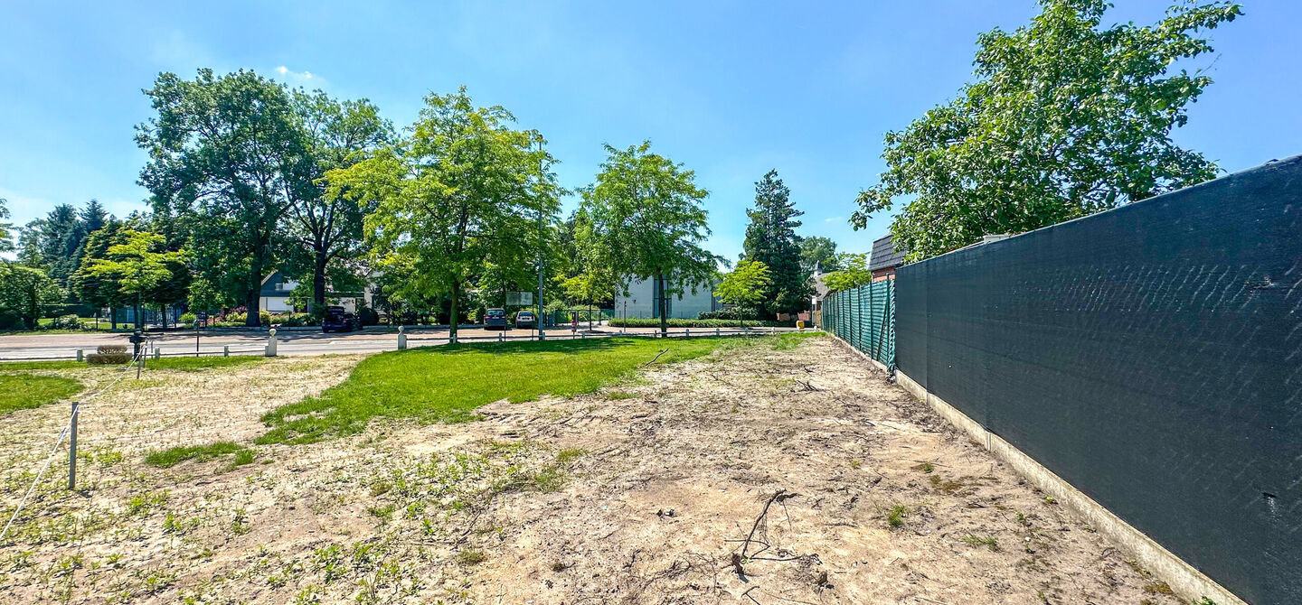 Wij zijn verheugd om u een unieke kans aan te bieden om uw droomhuis te realiseren op deze schitterende bouwgrond gelegen op Herebaan-Oost 203 in Houthalen-Helchteren. Met een royaal grondoppervlak van 4 are en 49 centiare, biedt deze locatie de perfecte 