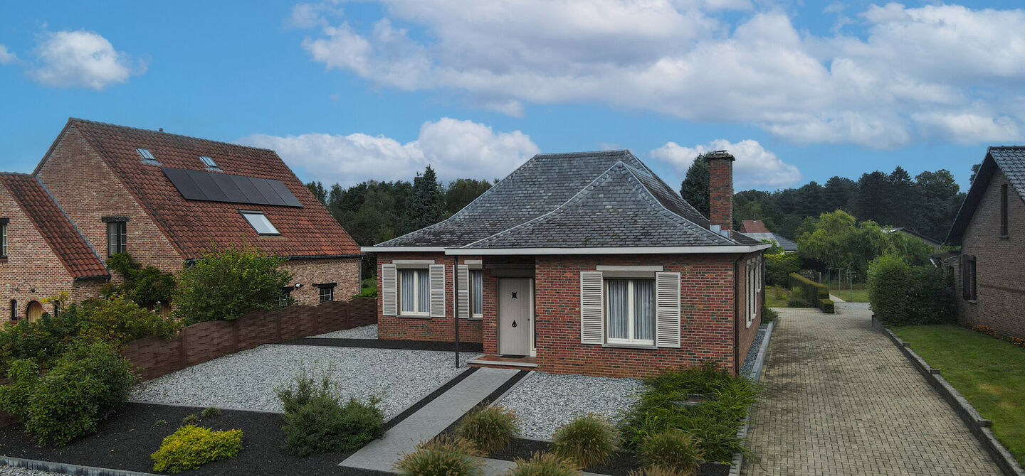 Deze prachtige open bebouwing in Koersel, gelegen op een perceel van 11,78 are, biedt een unieke combinatie van ruimte, comfort en een uitstekende ligging. De woning is volledig onderkelderd en heeft een EPC-label C, wat een goede energieprestatie aangeef