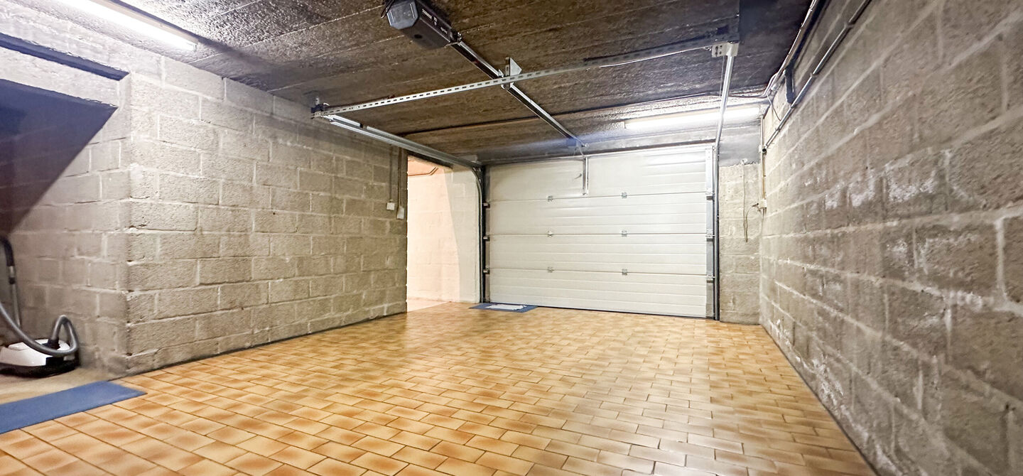 Deze prachtige open bebouwing in Koersel, gelegen op een perceel van 11,78 are, biedt een unieke combinatie van ruimte, comfort en een uitstekende ligging. De woning is volledig onderkelderd en heeft een EPC-label C, wat een goede energieprestatie aangeef