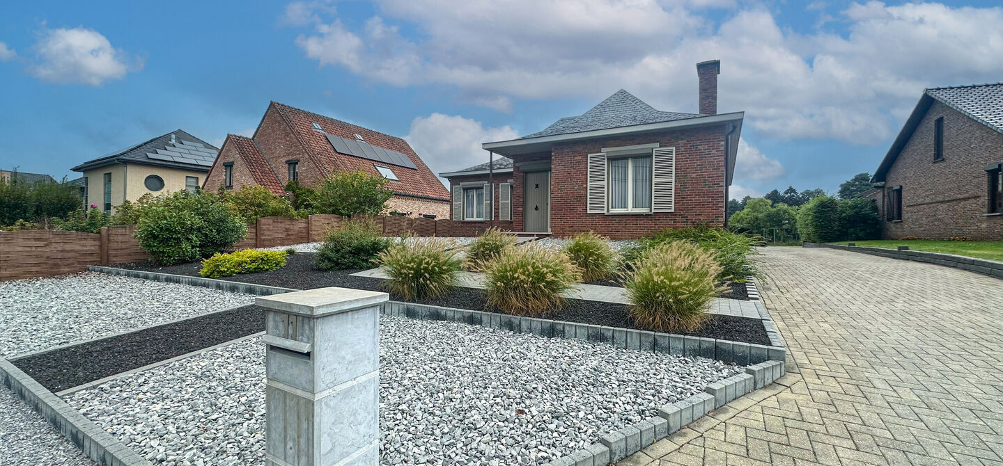 Deze prachtige open bebouwing in Koersel, gelegen op een perceel van 11,78 are, biedt een unieke combinatie van ruimte, comfort en een uitstekende ligging. De woning is volledig onderkelderd en heeft een EPC-label C, wat een goede energieprestatie aangeef