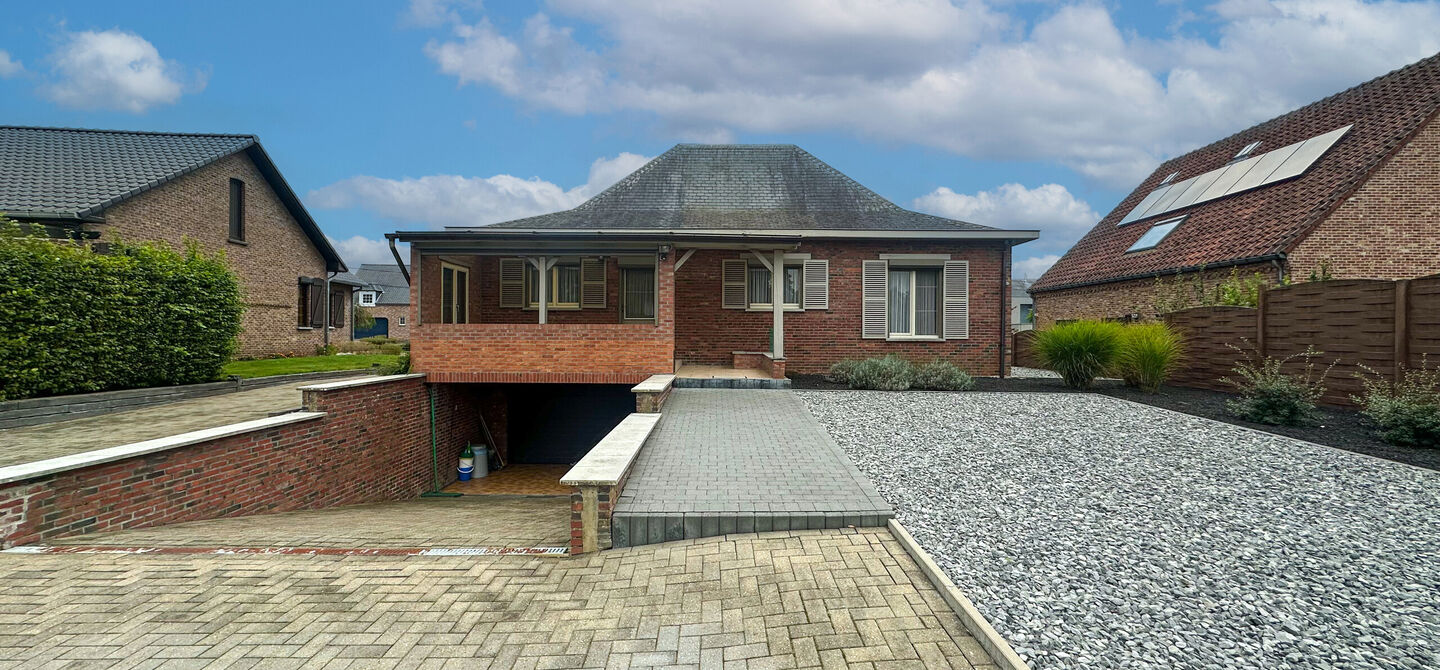 Deze prachtige open bebouwing in Koersel, gelegen op een perceel van 11,78 are, biedt een unieke combinatie van ruimte, comfort en een uitstekende ligging. De woning is volledig onderkelderd en heeft een EPC-label C, wat een goede energieprestatie aangeef