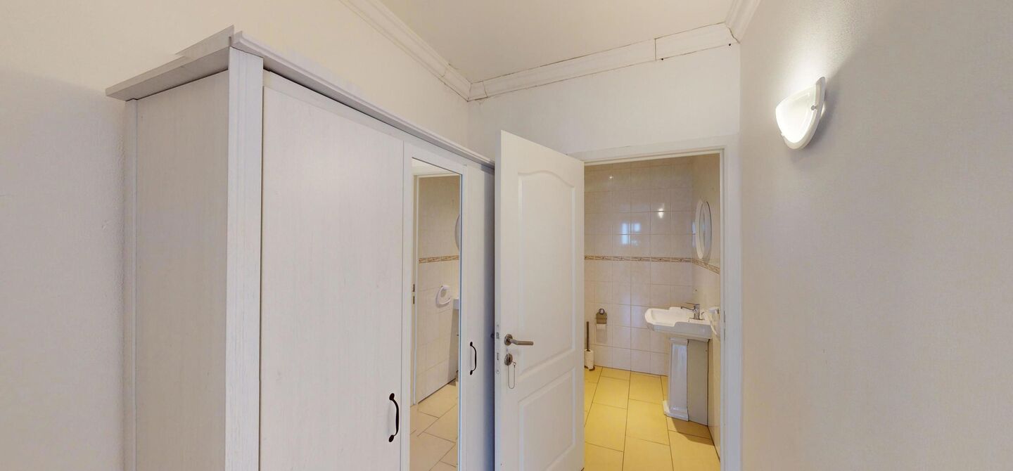 Instapklare woning met 3 slpks op een terrein van 10 are in Koersel!

Deze mooi recentelijk verfriste woning met 3 slaapkamers zit vol verassingen. 
De ene kamer na de andere kamer geeft je een fijn verzorgd en knus gevoel. Ze is meteen instapklaar, zonde