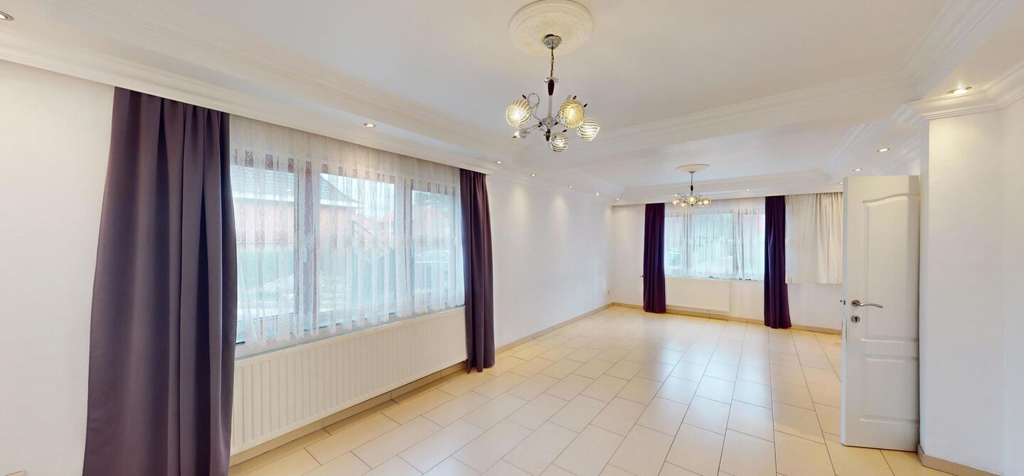 Instapklare woning met 3 slpks op een terrein van 10 are in Koersel!

Deze mooi recentelijk verfriste woning met 3 slaapkamers zit vol verassingen. 
De ene kamer na de andere kamer geeft je een fijn verzorgd en knus gevoel. Ze is meteen instapklaar, zonde